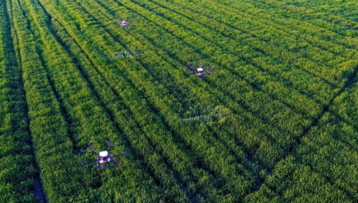 云平臺通過大數據技術分析和處理數據生成生產和運營決策